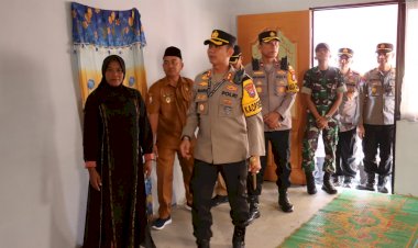Sujud-Syukur-Keluarga-Penerima-Bedah-Rumah-Presisi-dari-Polres-Bojonegoro